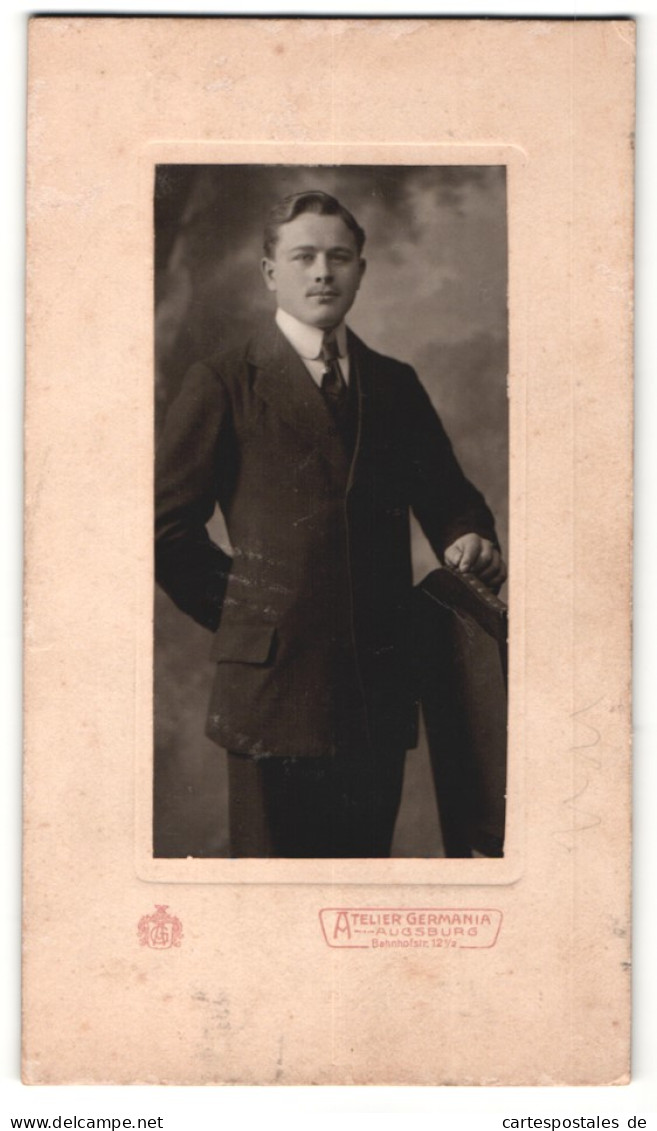 Fotografie Atelier Germania, Augsburg, Portrait Charmanter Herr Im Anzug Mit Krawatte  - Anonieme Personen