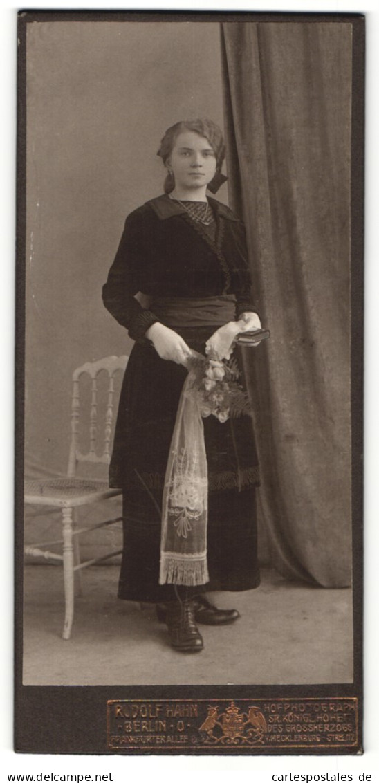 Fotografie Rudolf Hahn, Berlin-O, Portrait Konfirmandin Mit Blumen Und Gebetsbuch  - Anonieme Personen