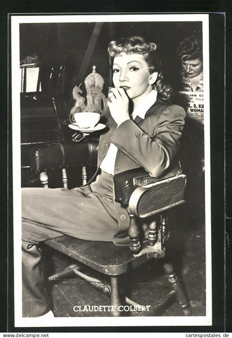 AK Schauspielerin Claudette Colbert Mit Einer Kaffeetasse  - Actors