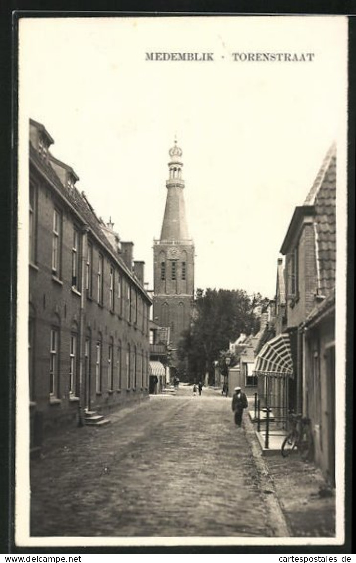 AK Medemblik, Torenstraat, Strasse Mit Blick Zur Kirche  - Medemblik