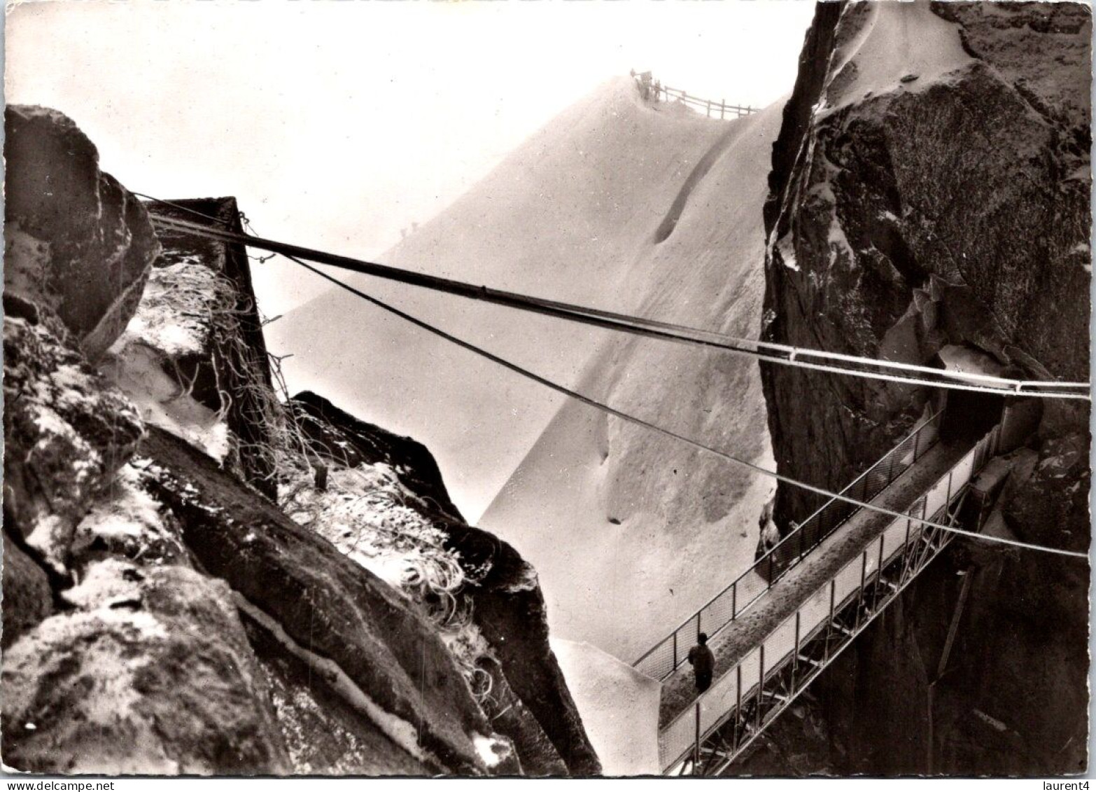 26-4-2024 (3 Z 8) France - (b/w) Passerelle Du Sommet Sud Au Nord (Massif Du Mont Blanc) - Brücken