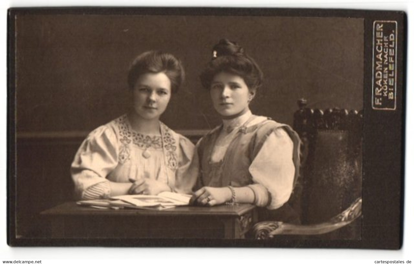 Fotografie F. Radmacher, Bielefeld, Portrait Zwei Junge Frauen  - Personnes Anonymes