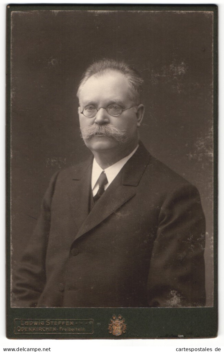 Fotografie Ludwig Steffen, Odenkirchen, Portrait älterer Herr Mit Brille Und Schnauzbart  - Anonieme Personen