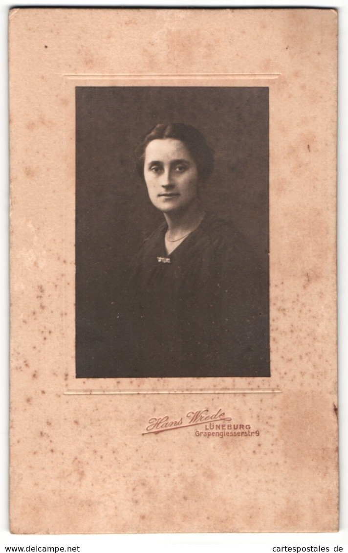 Fotografie Hans Wrede, Lüneburg, Portrait Hübsche Dame In Eleganter Kleidung Mit Kragenbrosche  - Anonieme Personen