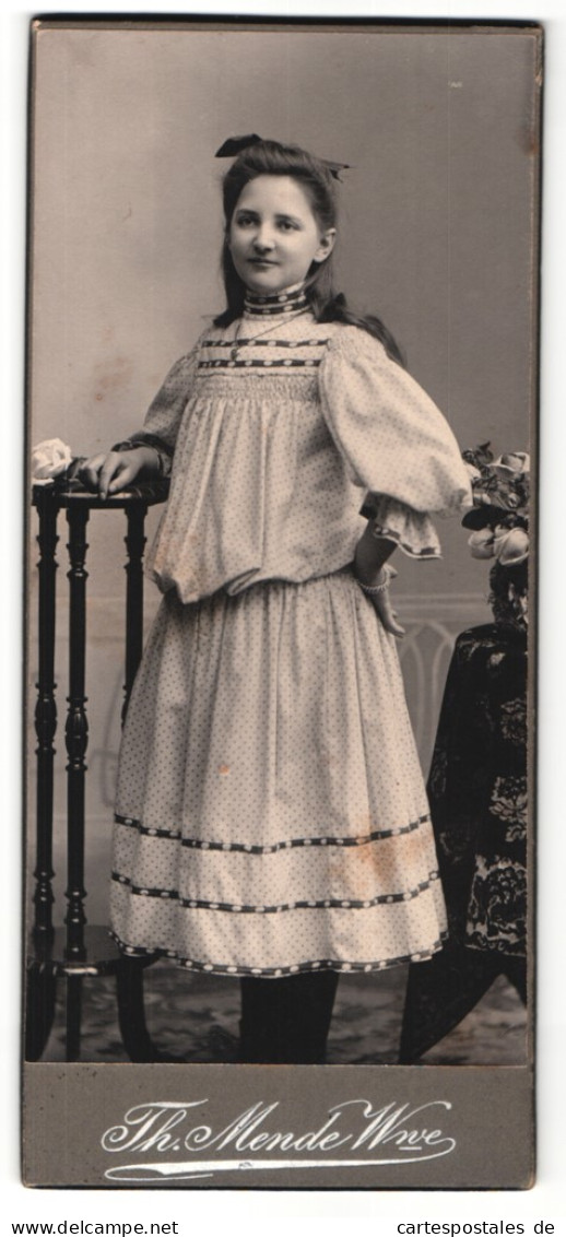 Fotografie Th. Mende Wwe., Hagen I. W., Portrait Junge Dame Im Geblümenten Kleid An Tisch Gelehnt  - Anonieme Personen