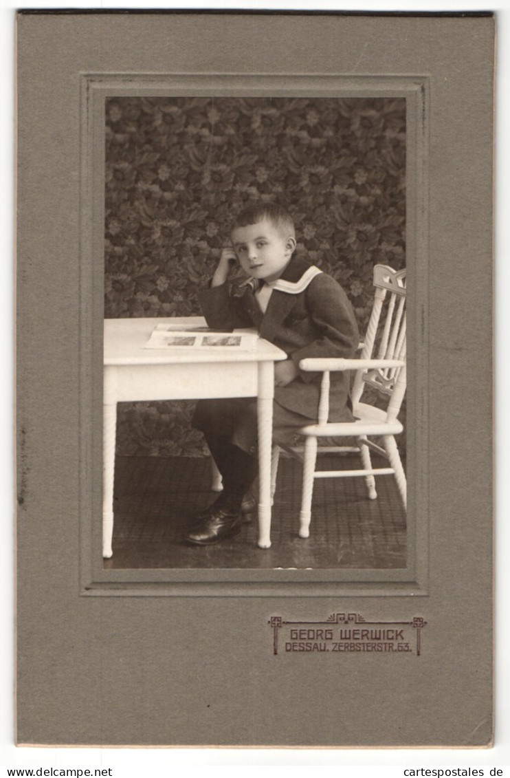 Fotografie Georg Werwick, Dessau, Portrait Kleiner Junge Im Matrosenanzug Mit Zeitung Am Tisch Sitzend  - Anonieme Personen