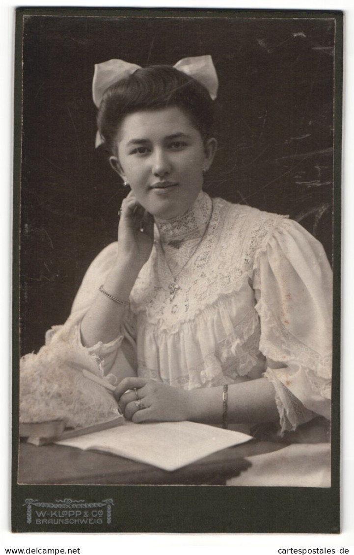 Fotografie W. Klopp & Co., Braunschweig, Portrait Junge Dame Im Hübschen Kleid Mit Haarschleife  - Anonieme Personen