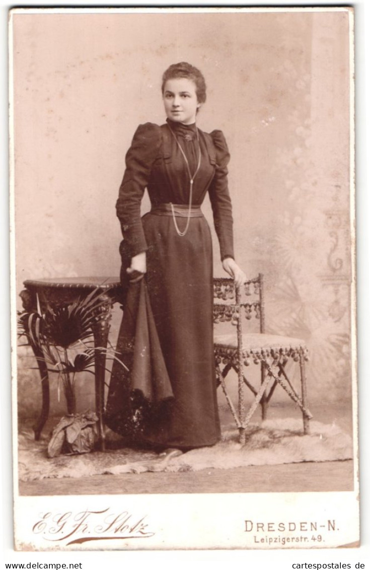 Fotografie E. G. Fr. Stotz, Dresden-N, Portrait Junge Dame Im Schwarzen Kleid An Stuhl Gelehnt  - Anonieme Personen