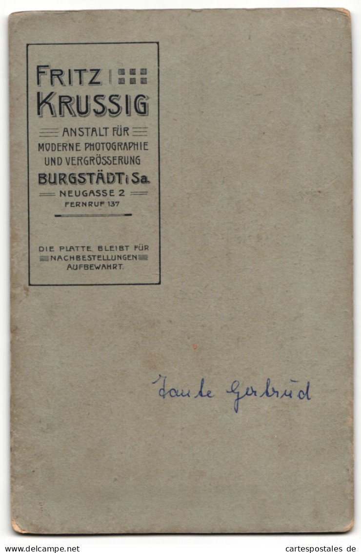 Fotografie Fritz Krussig, Burgstädt I.Sa., Portrait Fräulein In Feierlicher Kleidung Mit Haarschleife  - Anonymous Persons