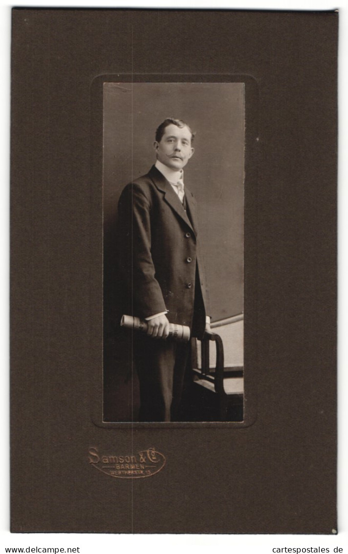 Fotografie Samson & Co, Barmen, Portrait Charmanter Herr Im Anzug Mit Krawatte Und Zeitung  - Anonymous Persons