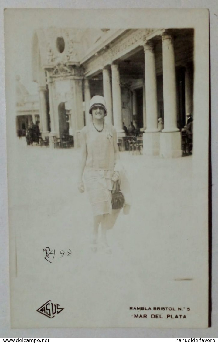 Carte Postale - Jeune Femme Marchant Dans Une Ville Côtière. - Fotografie