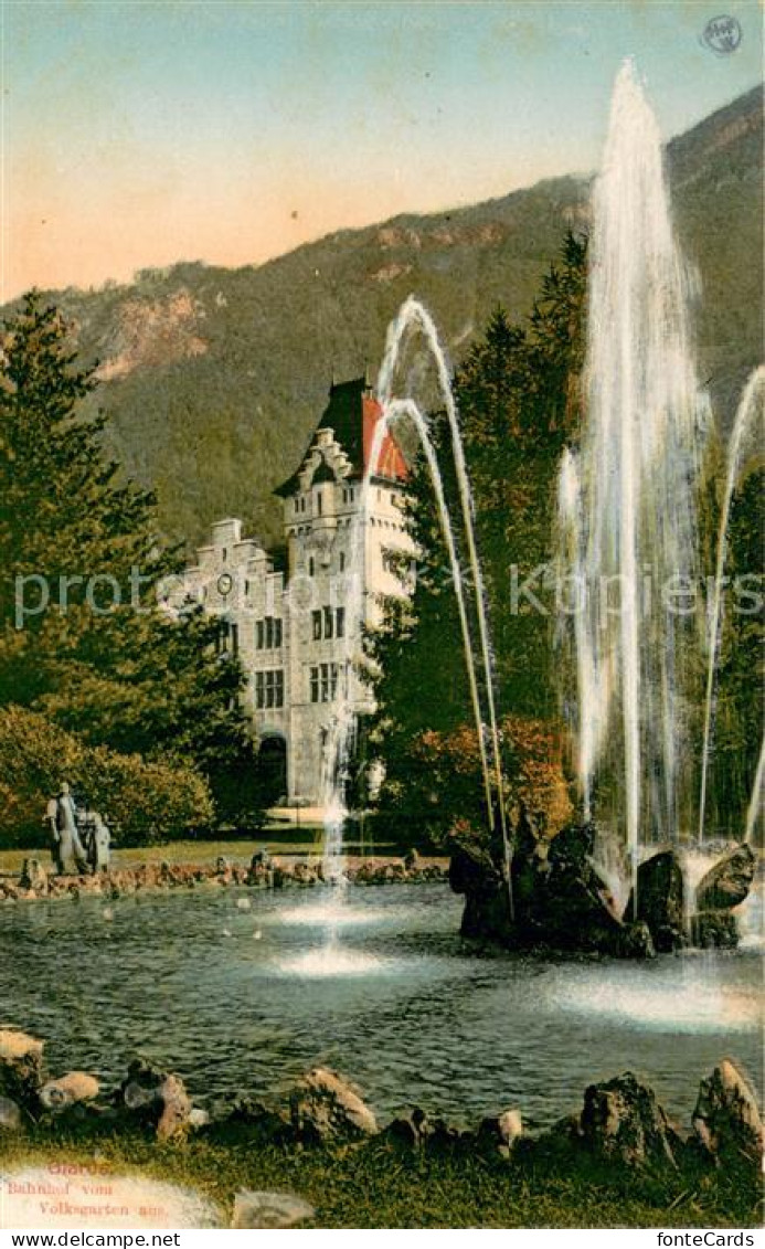 13737323 Glarus GL Volksgarten Mit Fontaene Und Blick Zum Bahnhof Glarus GL - Sonstige & Ohne Zuordnung