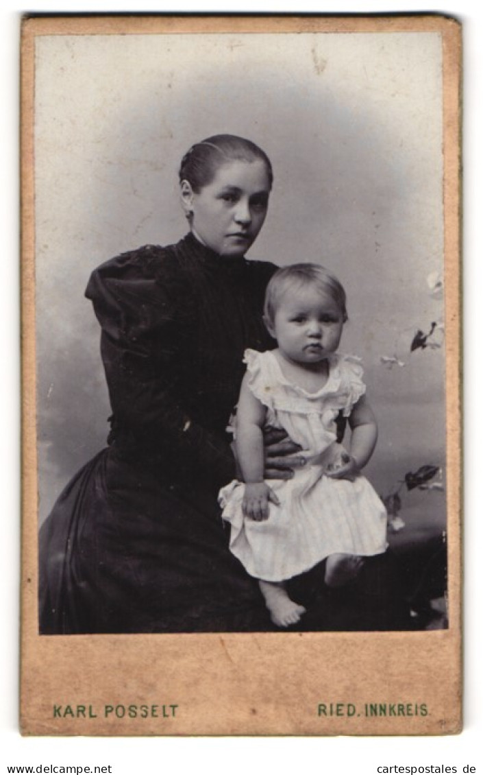 Fotografie Karl Posselt, Ried /Innkreis, Elegante Junge Mutter Mit Kleinkind Auf Dem Schoss  - Personas Anónimos