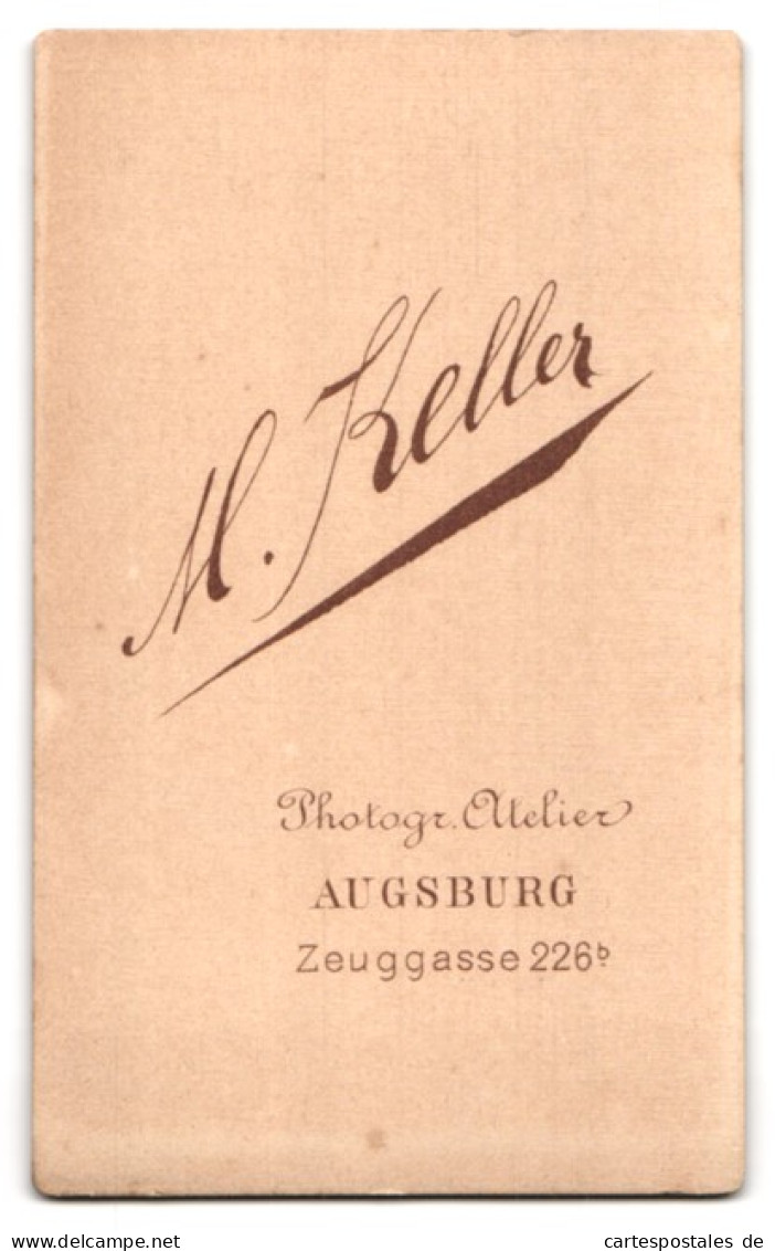 Fotografie M. Keller, Augsburg, Zeuggasse 226b, Elegante Dame Mit Spitzenkragen Und Medaillon, An Einem Tisch Sitzend  - Personas Anónimos