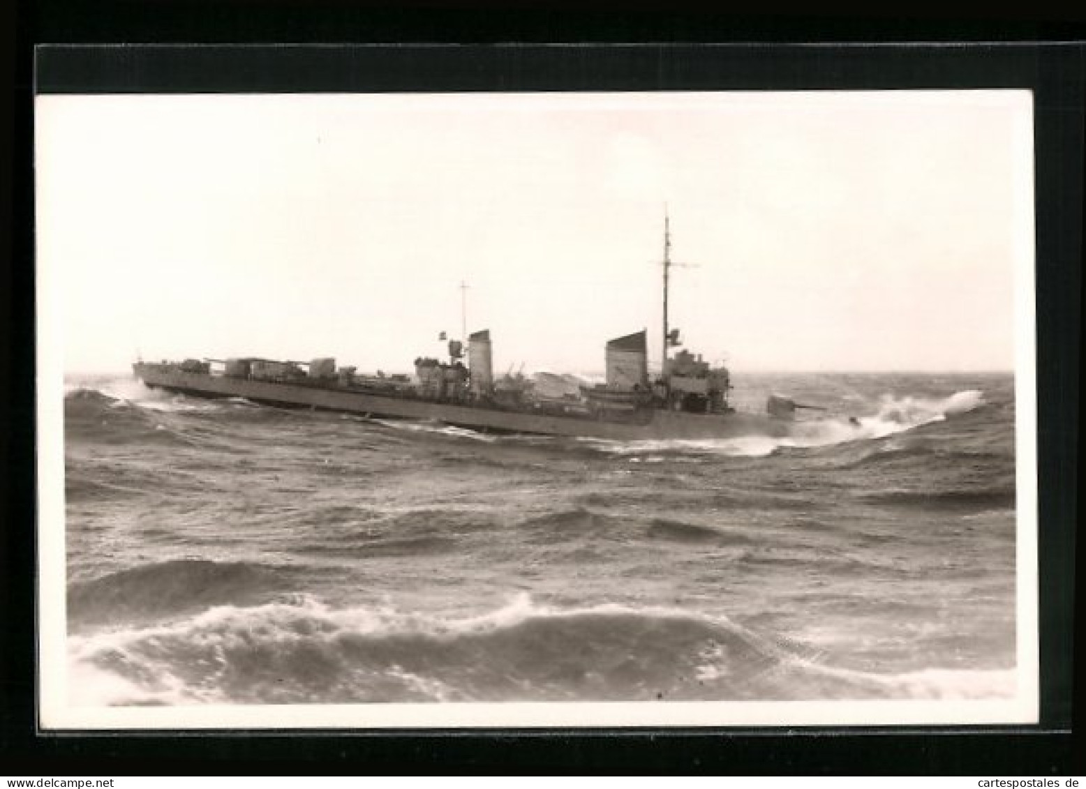 AK Kriegsschiff In Stürmischer See  - Guerre