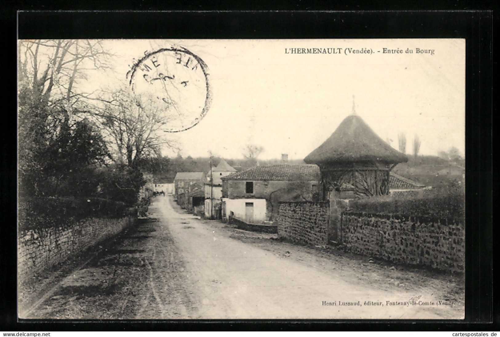 CPA L`Hermenault, Entrée Du Bourg, Vue De La Rue  - L'Hermenault