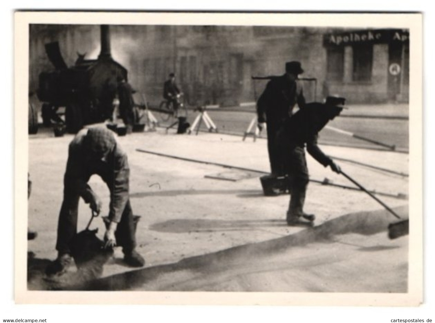 2 Fotografien Strassenarbeiter Bei Der Arbeit Auf Einer Kreuzung  - Professions