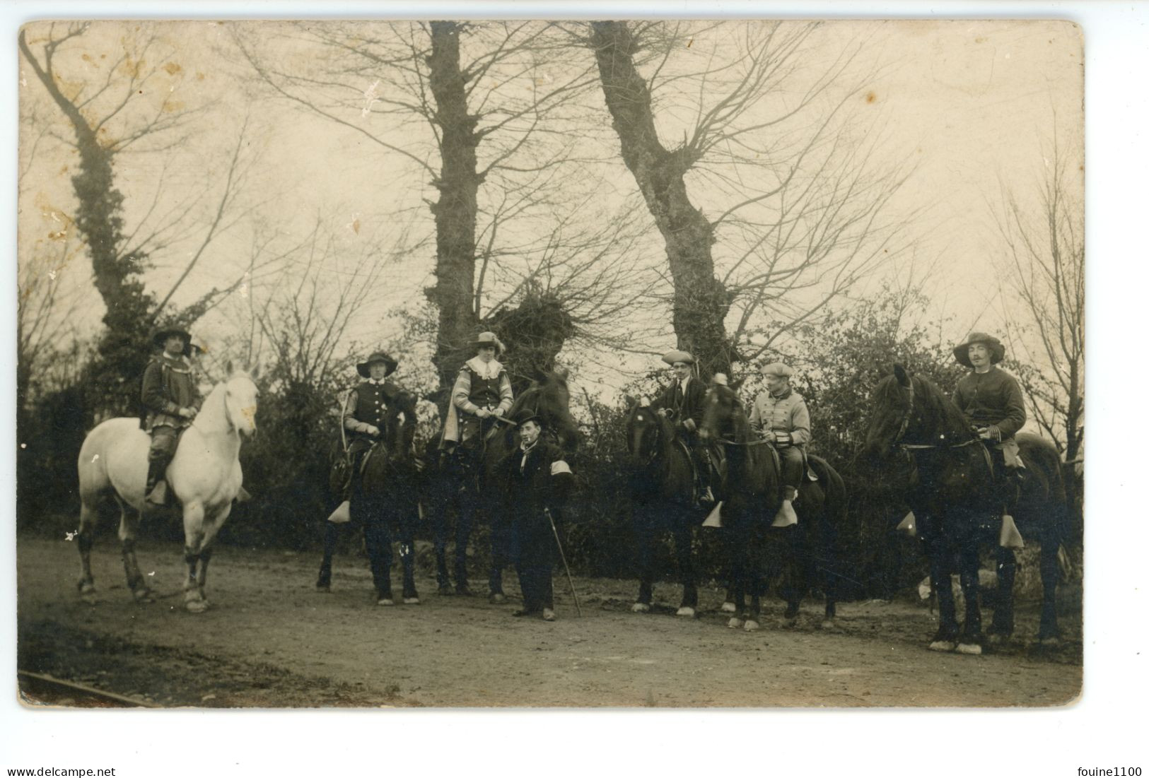 CARTE PHOTO Personnes Déguisés Fête à Identifier / D'après Mon Vendeur Il S'agit De CHAZAY D'AZERGUES ? à Vérifier - Otros & Sin Clasificación