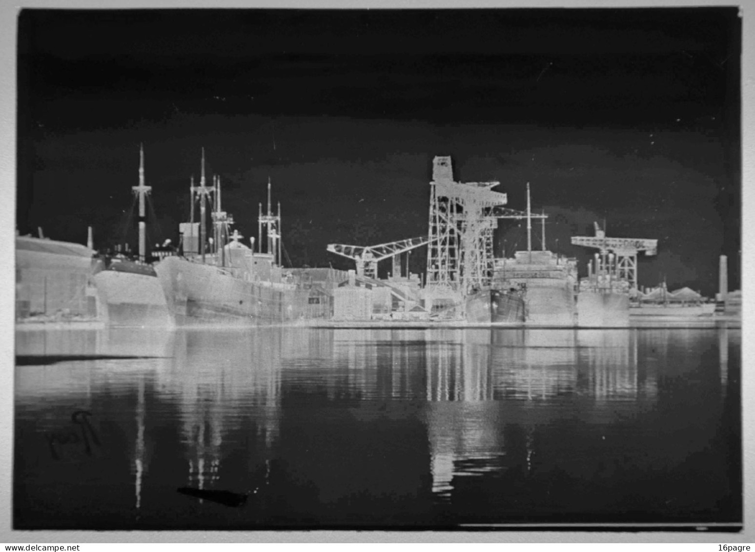 PLAQUE DE VERRE. NAVIRES DANS LE BASSIN DE SAINT-NAZAIRE. LOIRE-ATLANTIQUE - Glass Slides