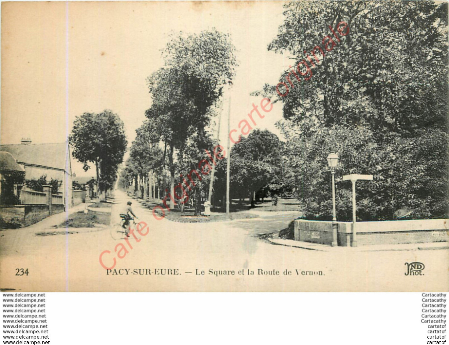 27.  PACY SUR EURE .  Le Square Et La Route De Vernon . - Pacy-sur-Eure