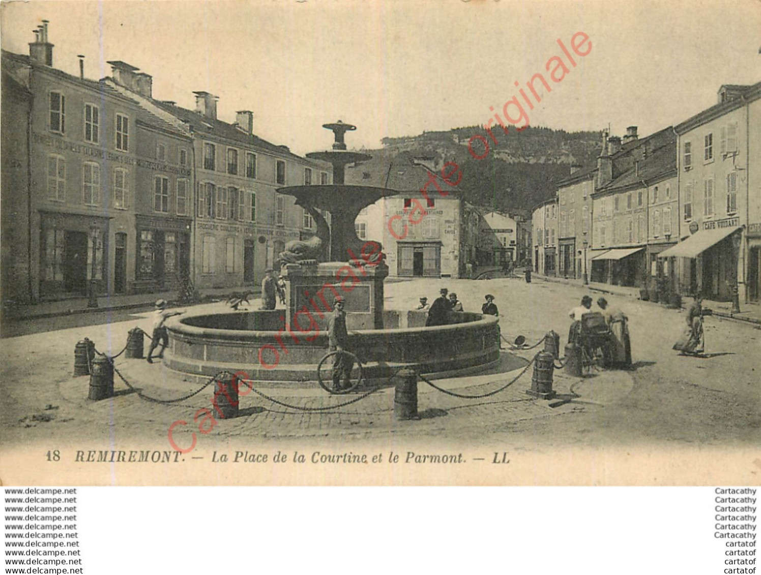 88.  REMIREMONT .  La Place De La Courtine Et Le Parmont . - Remiremont