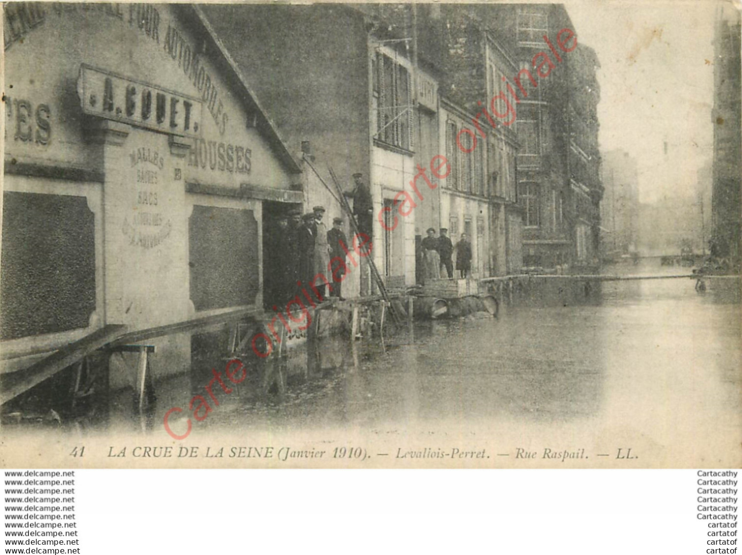 92.  LEVALLOIS PERRET . La Crue De La Seine .  Rue Raspail . - Levallois Perret