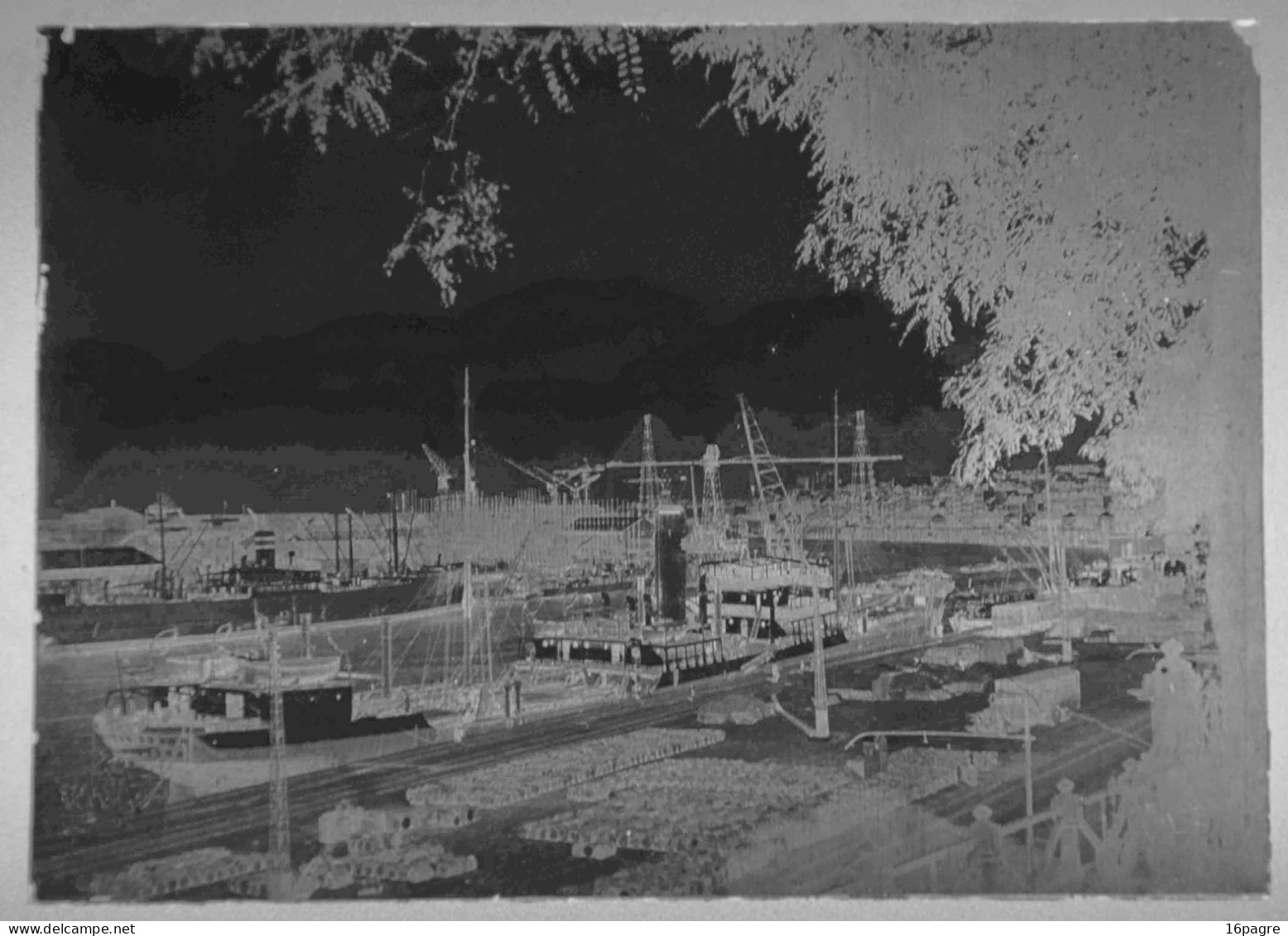 PLAQUE DE VERRE. PORT DE NANTES ET PONT TRANSBORDEUR. LOIRE-ATLANTIQUE. VERS 1950. - Glasplaten