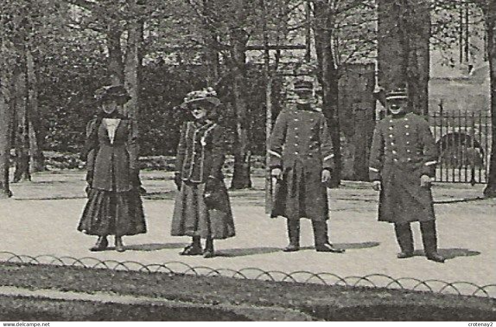 18 BOURGES N°204 Cathédrale Côté Sud VOIR ZOOM Militaires En Tenue Et Belles Dames VOIR DOS - Bourges