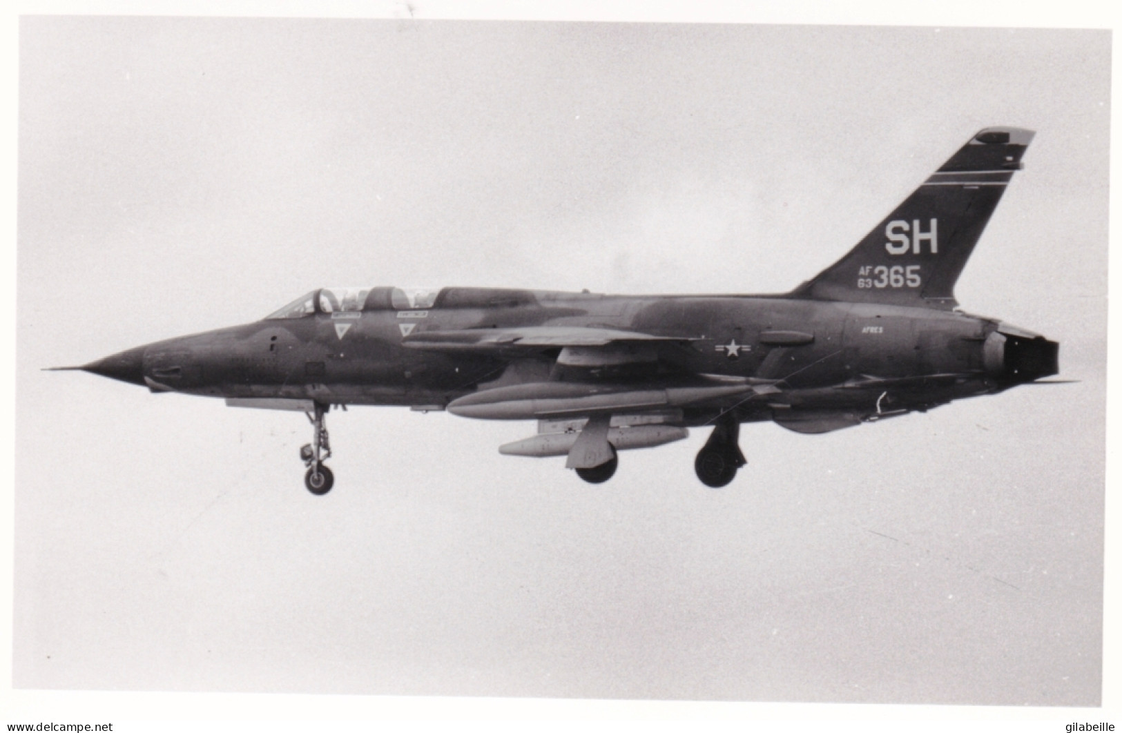 Photo Originale - Aviation - Militaria - Avion Chasseur Bombardier Republic F-105 Thunderchief En Vol - Luftfahrt