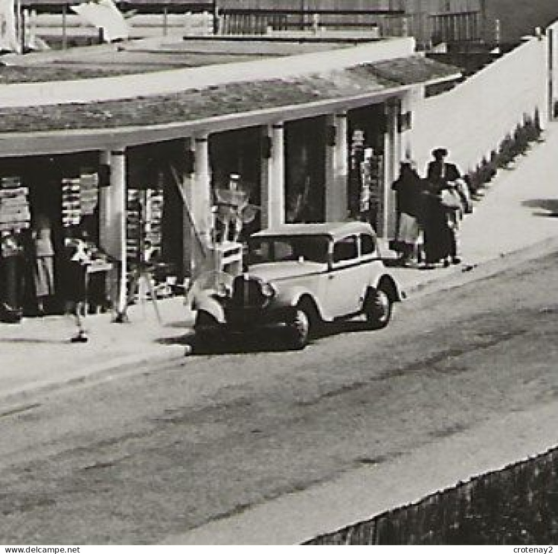 14 DEAUVILLE N°7 Magasin MOUNE VOIR ZOOMS Autos Cabriolet Marque ? Citroën Traction Peugeot 202 Vue Vers Trouville - Deauville