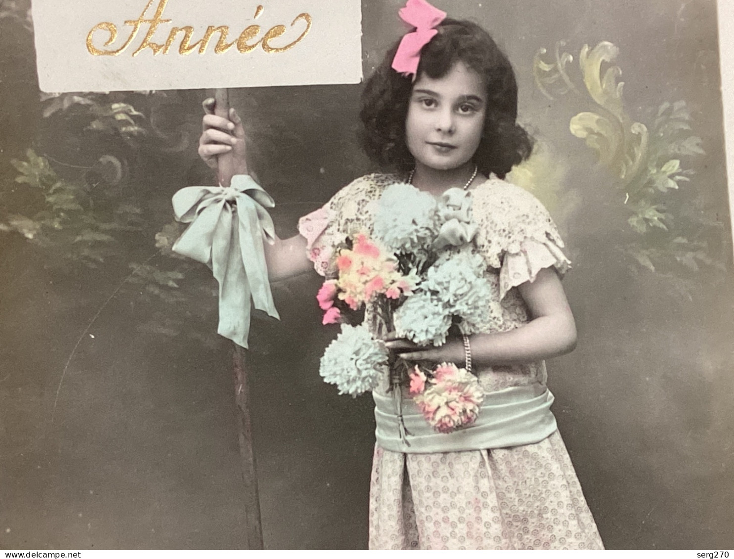 Meilleurs Vœux, Bonne Année Enfants Fille Avec Des Fleurs Heureuse Année Chez Le Curé à Cogolin - Nieuwjaar