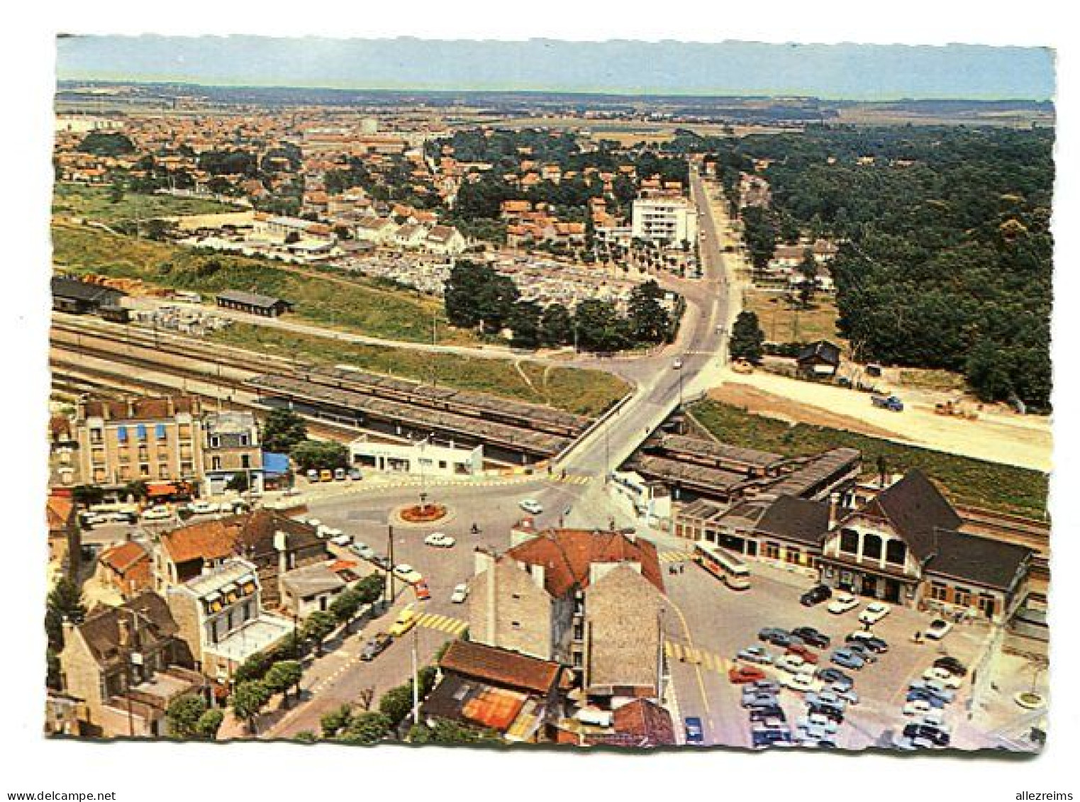 CPm  77 : VAIRES   Place De La Gare       VOIR  DESCRIPTIF  §§§ - Vaires Sur Marne