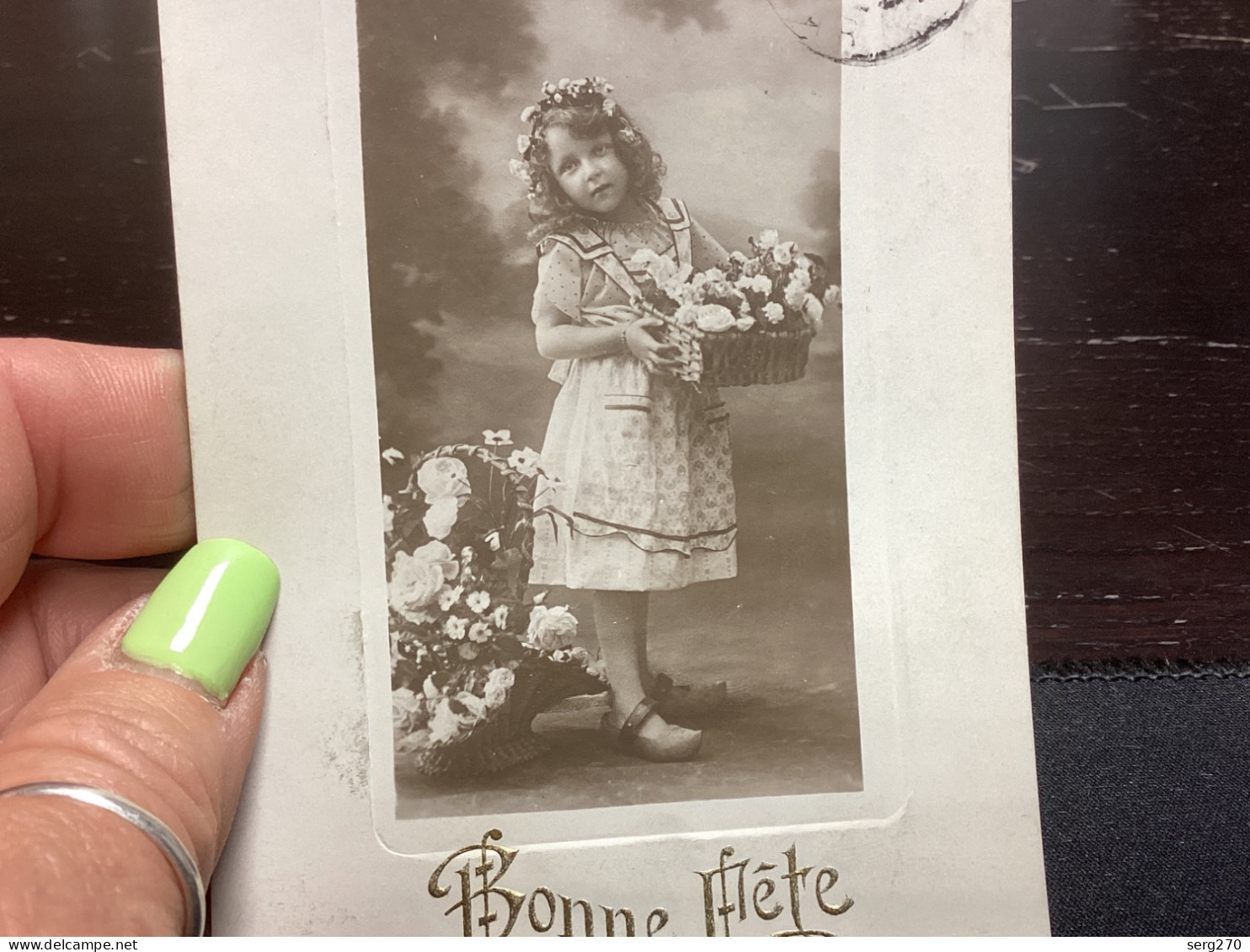 Bonne Fête Belle Petite Fille Avec Bouquet De Fleurs, Pendu à Son Cou Panier En Osier Purée De Cogolin - Otros & Sin Clasificación