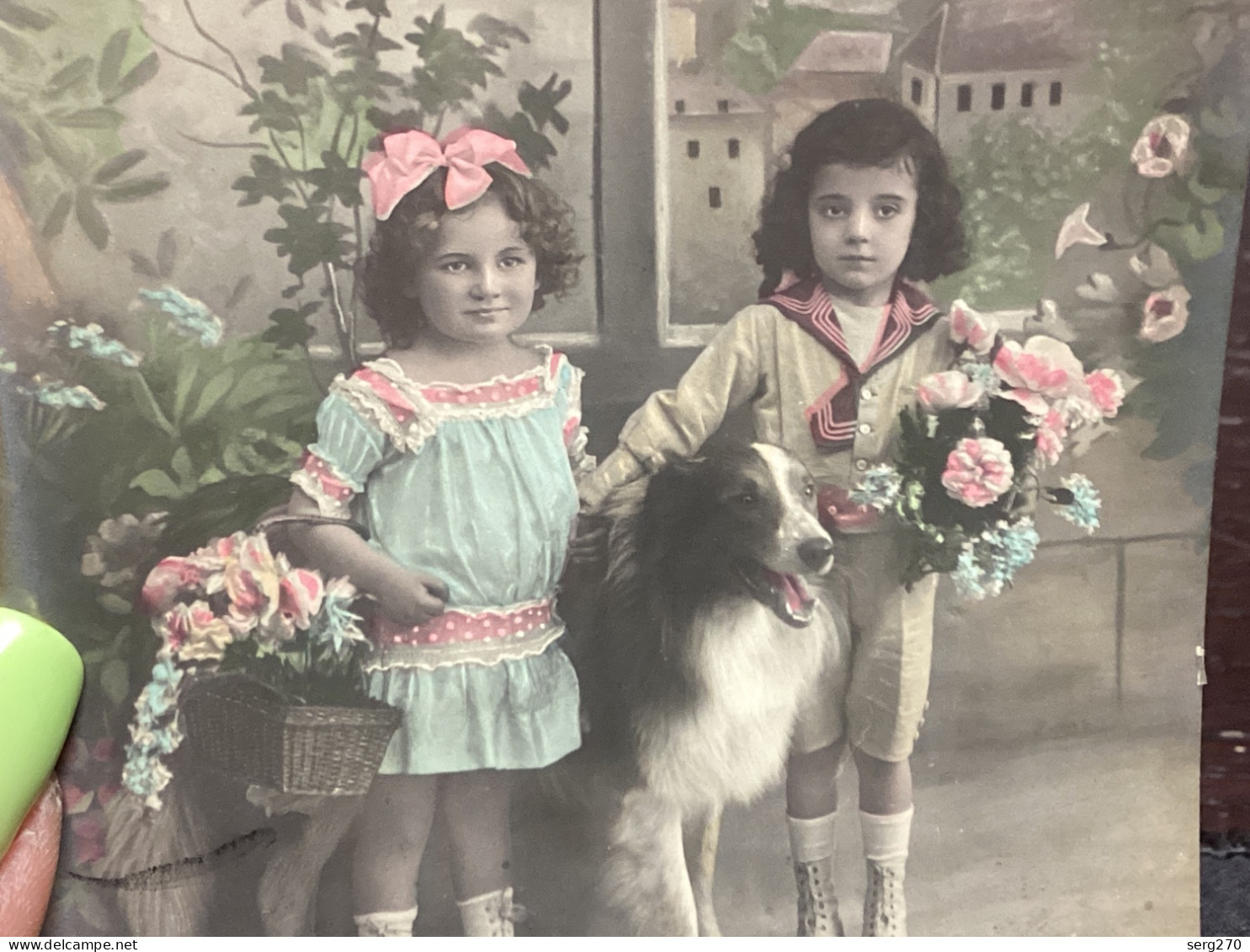 Portrait D’enfant, Fille, Garçon, Avec Un Chien Fleur à La Main Curé De Cogolin - Portretten