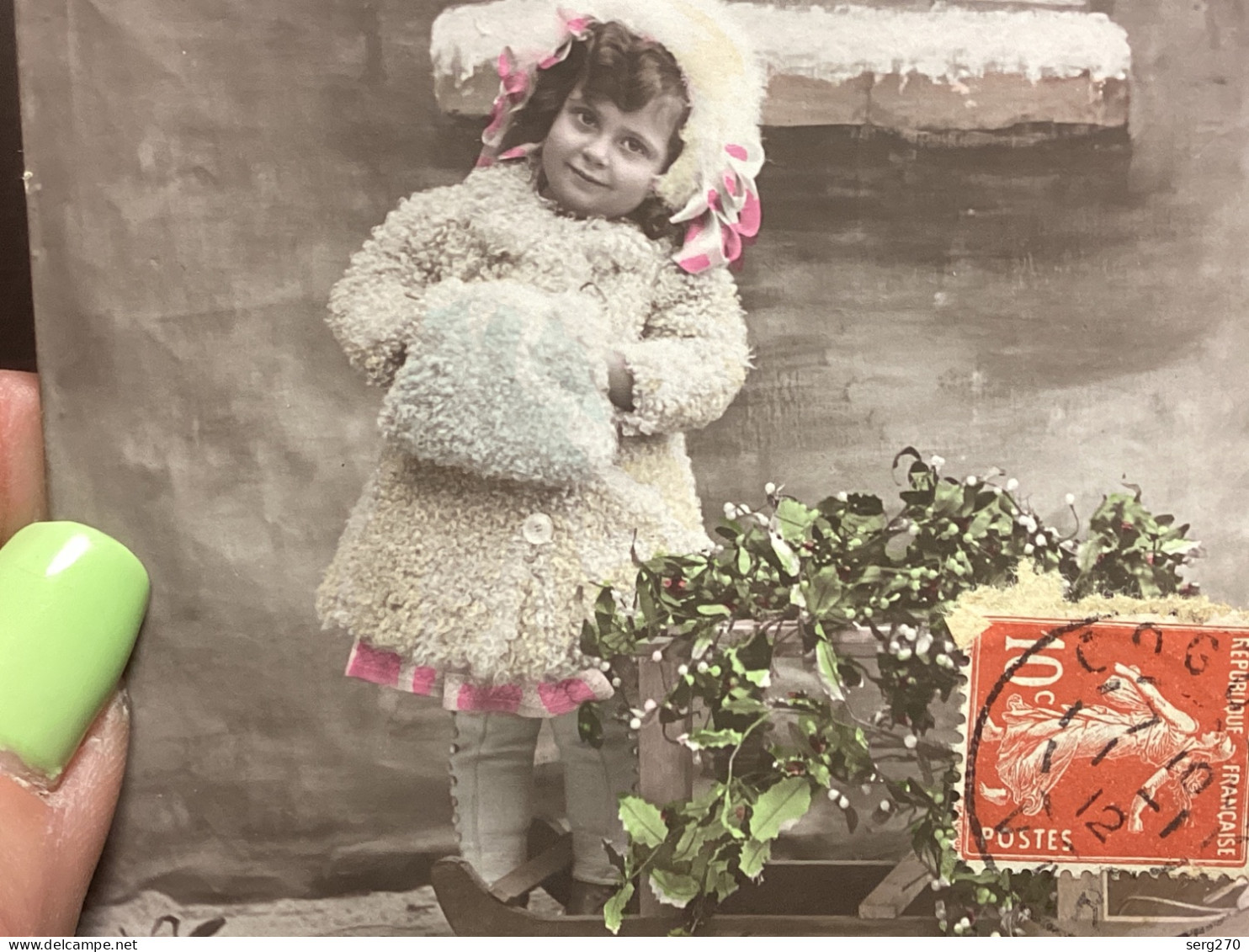 Bonne Année Meilleurs Vœux Petite Fille Devant Fenêtre En Manteau Dans La Neige. - Año Nuevo