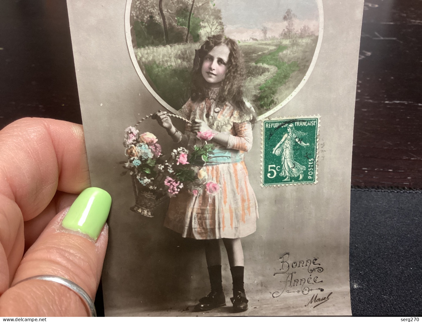 Bonne Année, Meilleurs Vœux Fille, Avec Panier De Fleurs Dans Les Mains, à La Cure De Cogolin - Año Nuevo