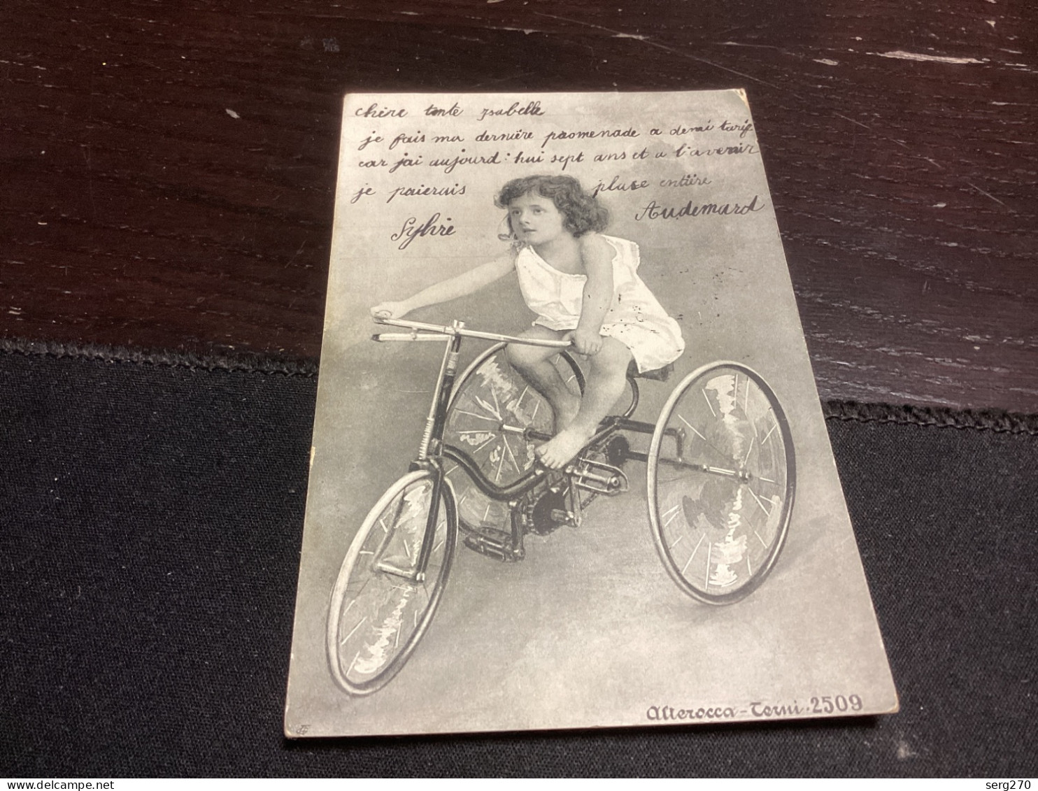 Petite Fille, Assise Sur Un Tricycle TH SPORTS Cyclisme, Vélo, Fillette Sur Un Tricycle, 2509  Signée Terni 2509 - Portretten