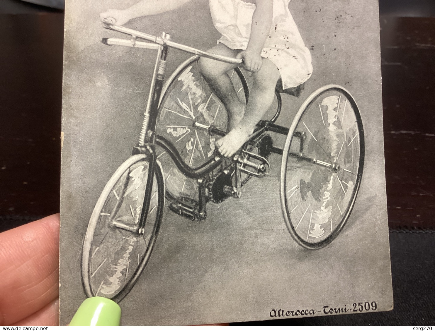 Petite Fille, Assise Sur Un Tricycle TH SPORTS Cyclisme, Vélo, Fillette Sur Un Tricycle, 2509  Signée Terni 2509 - Retratos