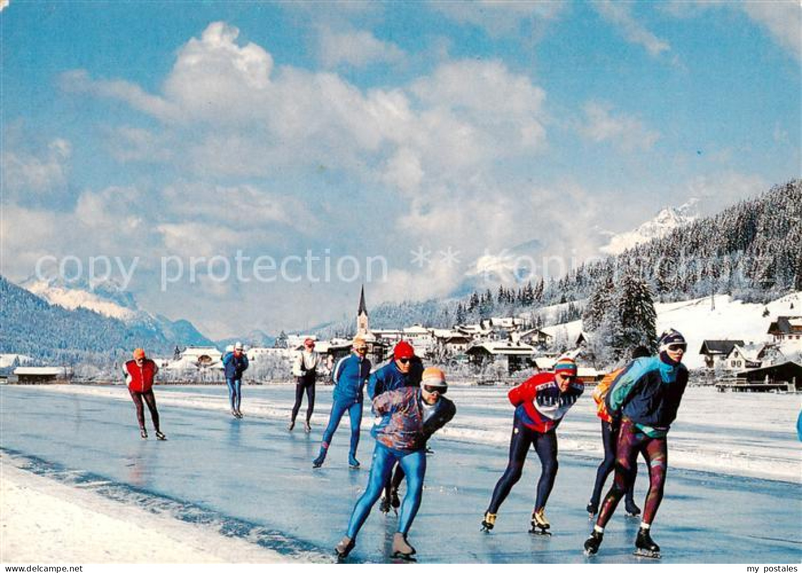 73855185 Weissensee Kaernten AT Panorama Schlittschuhlaeufer  - Weissensee