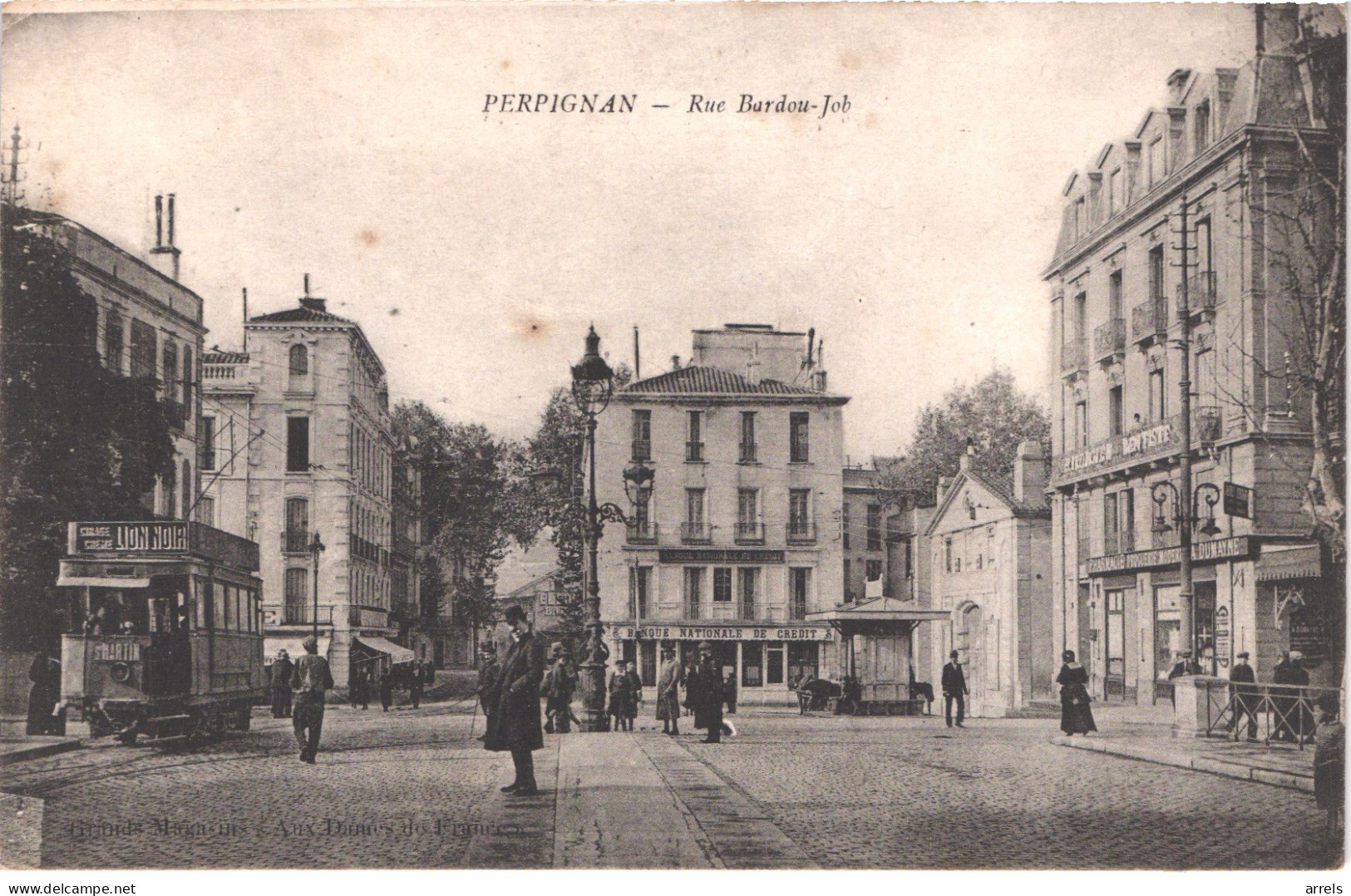 FR66 PERPIGNAN - Aux Dames De France - Rue Bardou Job - Tramway En Beau Plan - Banque Pharmacie - Animée - Belle - Perpignan