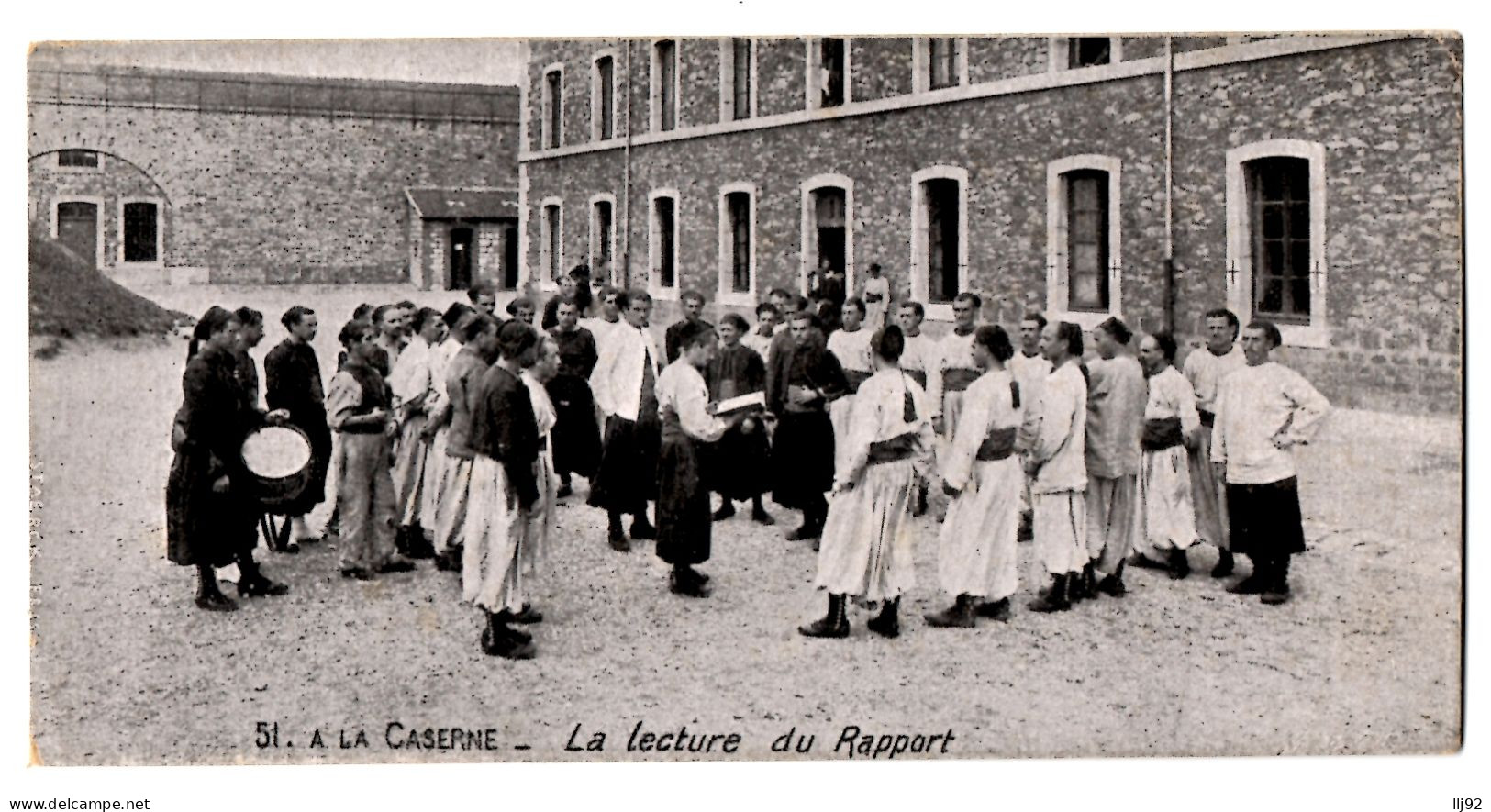 CPA Militaria 6,5 X 13 Cm - 51. A La Caserne. La Lecture Du Rapport - Casernes