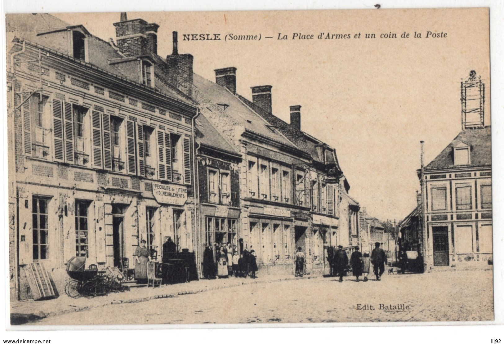 CPA 80 - NESLE (Somme) - La Place D'Armes Et Un Coin De La Poste - Ed. Bataille - Nesle