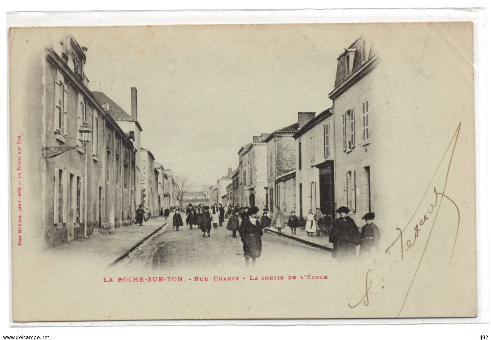 CPA 85 - LA ROCHE SUR YON (Vendée) - Rue Chanzy. La Sortie De L'Ecole - Dos Simple - Ed. Milheau - La Roche Sur Yon