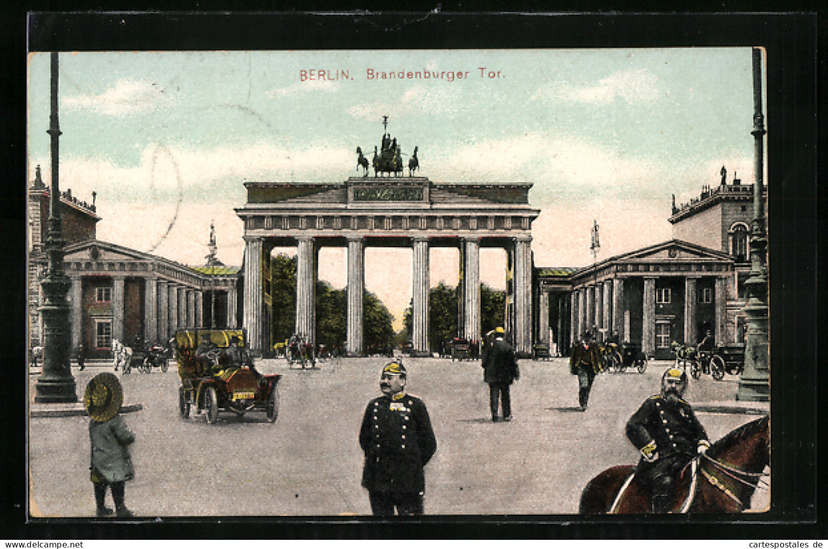 AK Berlin, Passanten Und Polizisten Vor Dem Brandenburger Tor, Fotomontage  - Photographs