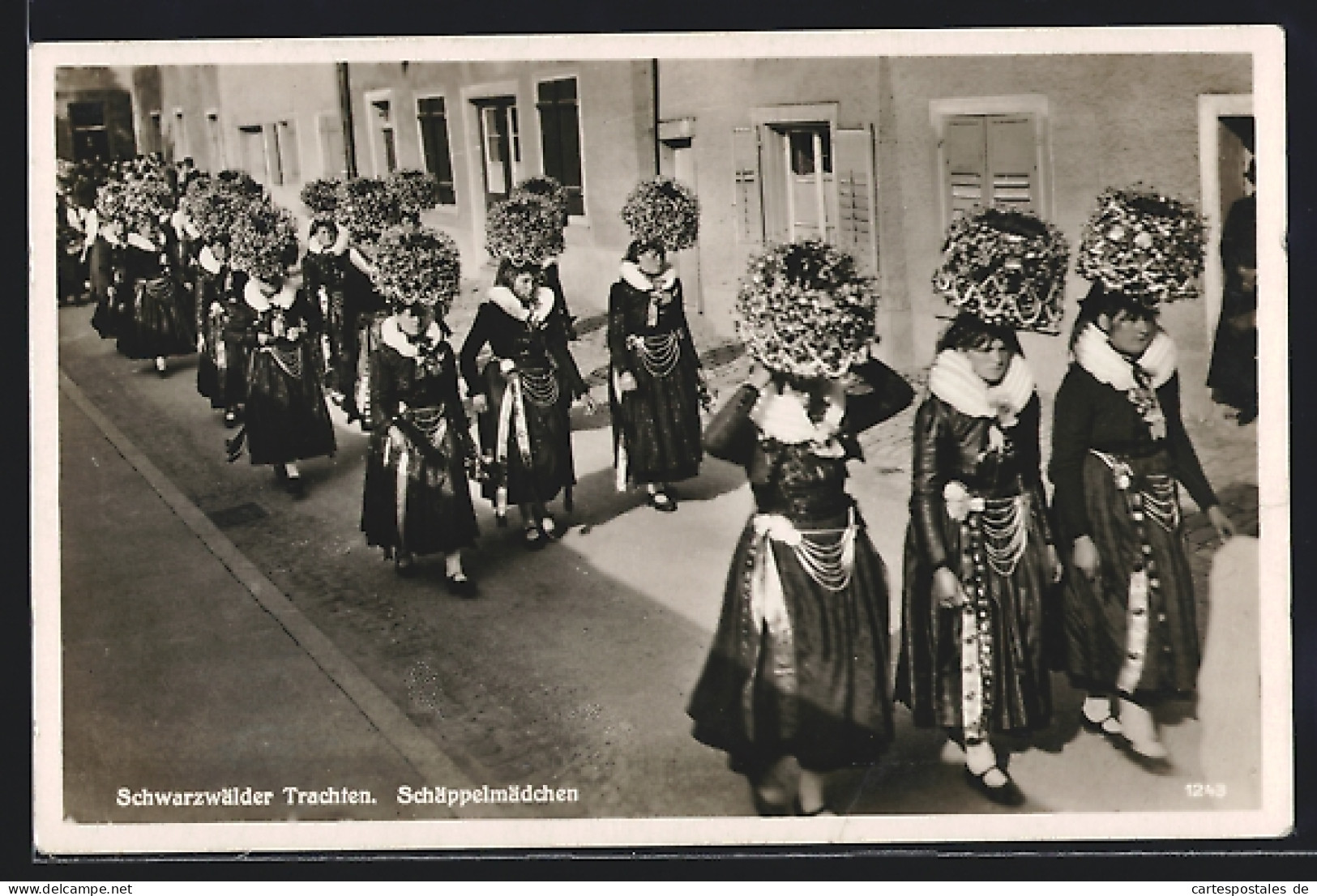 AK Schäppelmädchen In Tracht Bei Einer Parade  - Vestuarios