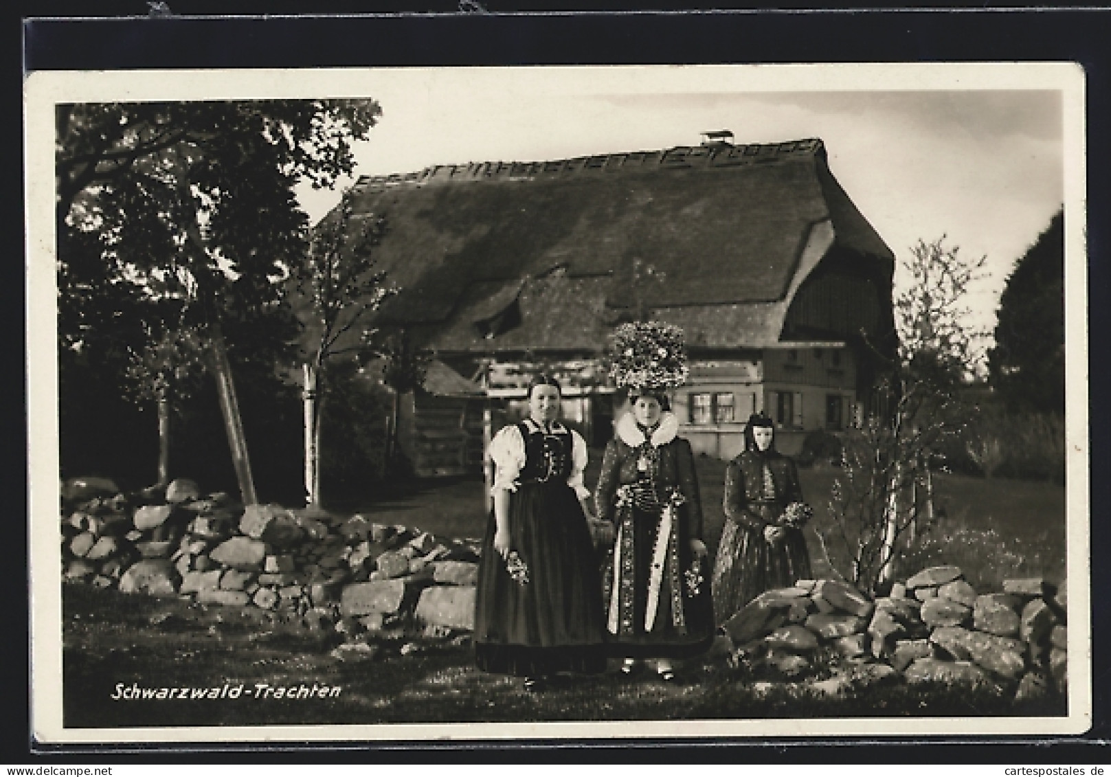 AK Frauen In Schwarzwälder Tracht Vor Dem Bauernhaus Stehend  - Costumes