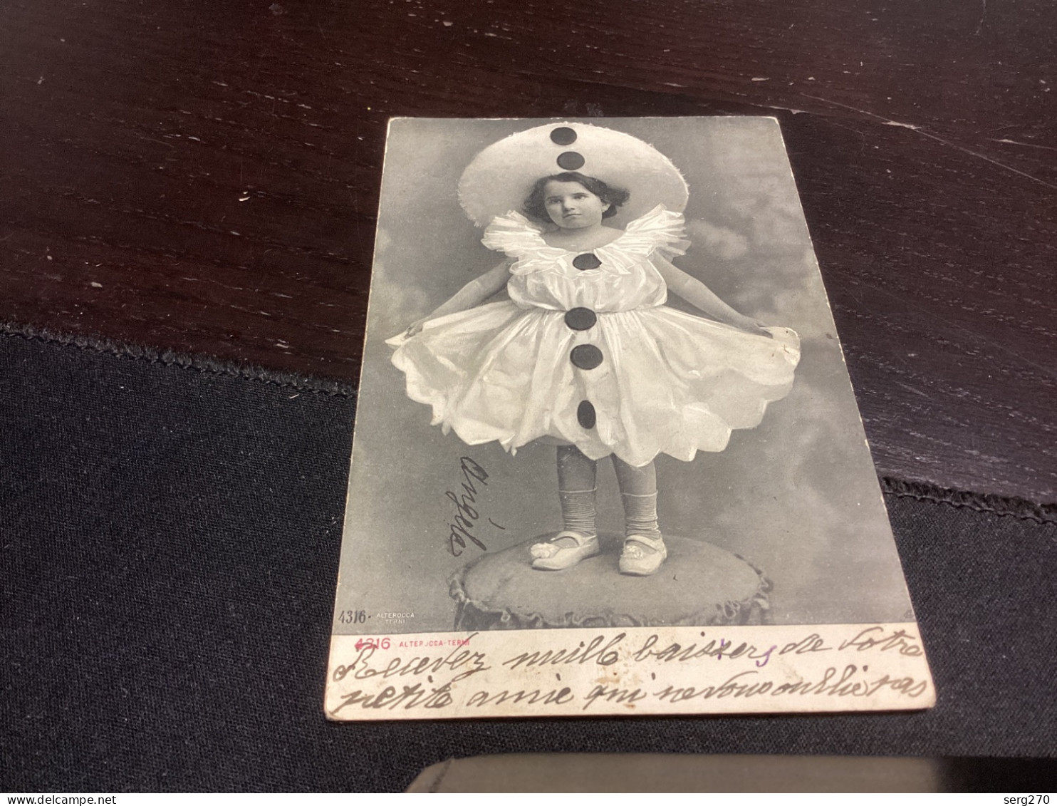 Portrait D’enfant Fille, Debout Sur Un Tabouret, Déguisé En Pierrot, Robe Blanche Avec Point Noir Terni - Portraits