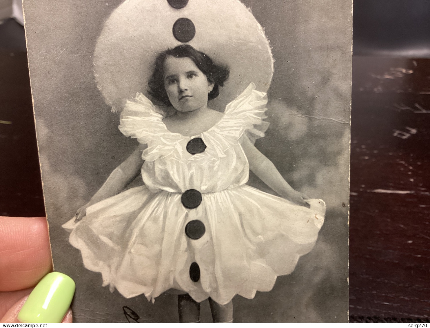 Portrait D’enfant Fille, Debout Sur Un Tabouret, Déguisé En Pierrot, Robe Blanche Avec Point Noir Terni - Retratos