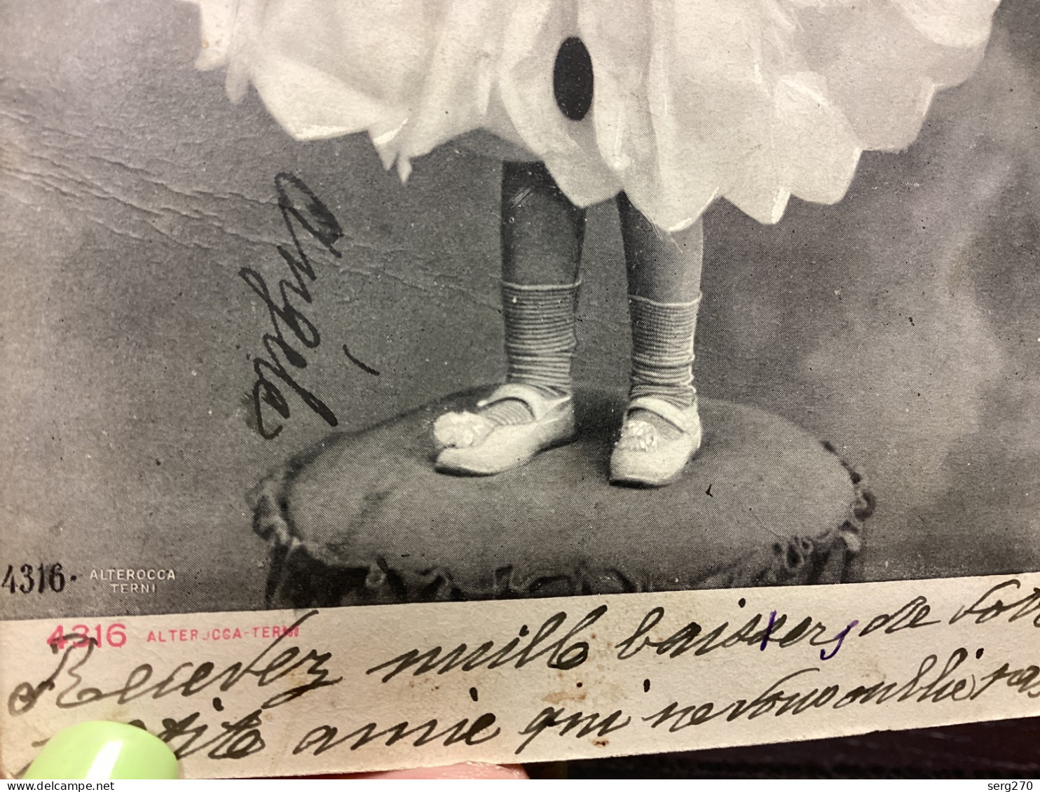 Portrait D’enfant Fille, Debout Sur Un Tabouret, Déguisé En Pierrot, Robe Blanche Avec Point Noir Terni - Portraits