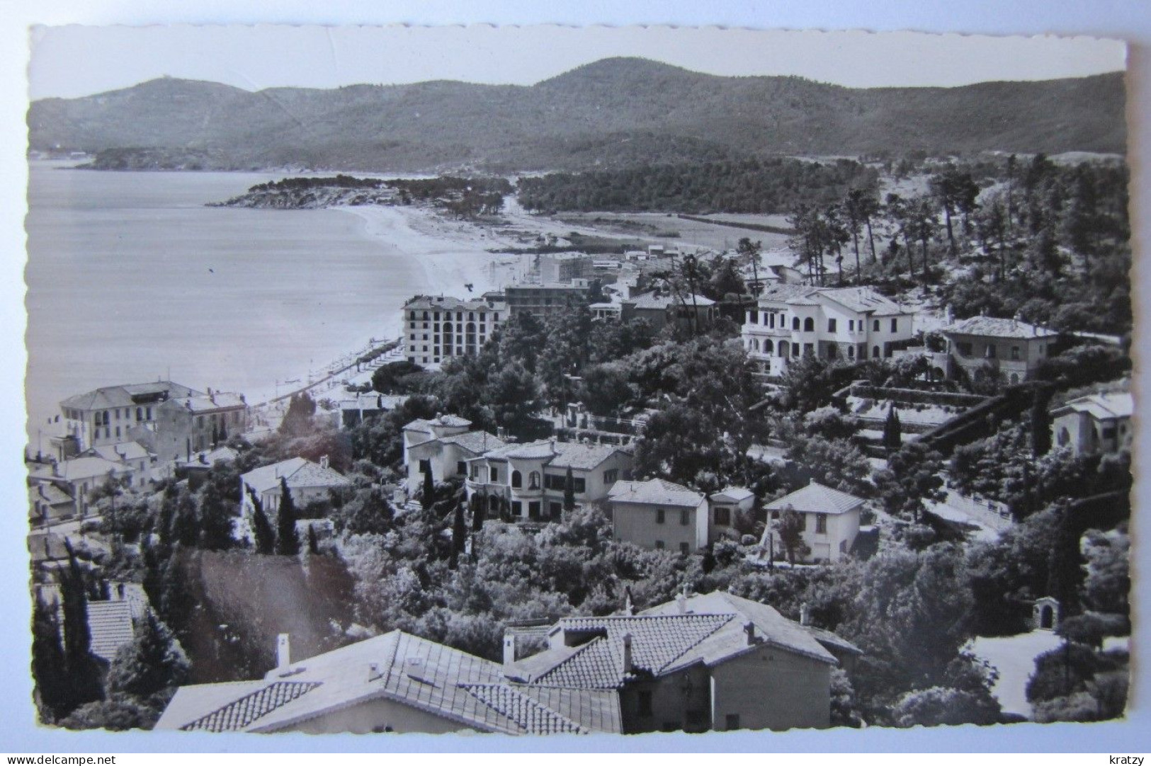 FRANCE - VAR - LE LAVANDOU - Les Villas, La Plage Et Le Rivage - 1959 - Le Lavandou